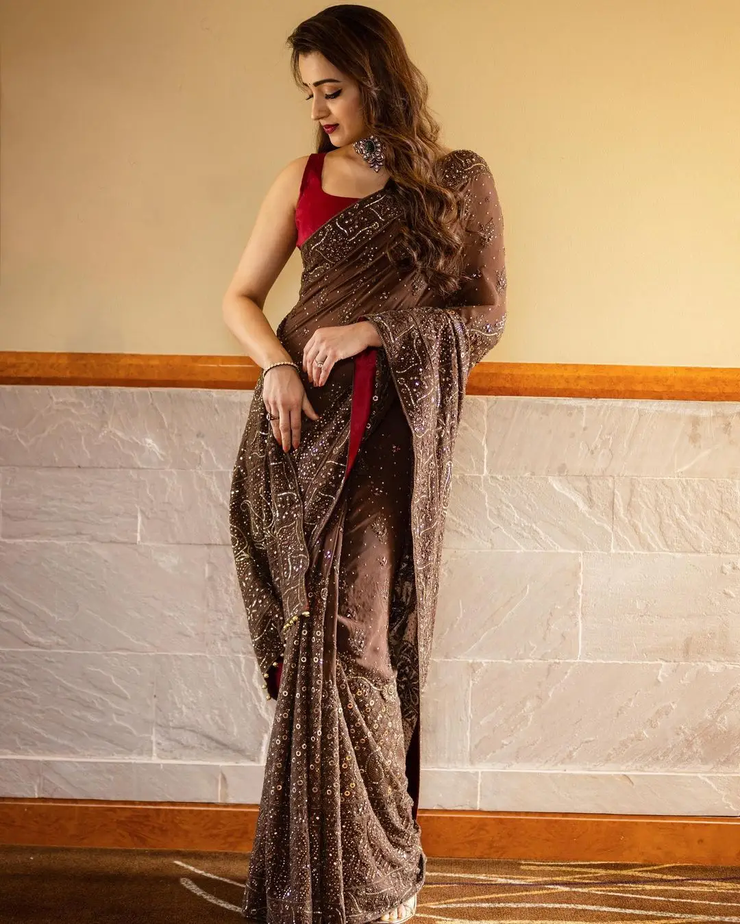 TRISHA KRISHNAN MESMERIZING LOOKS IN BEAUTIFUL MAROON COLOR DESIGNER SAREE 2